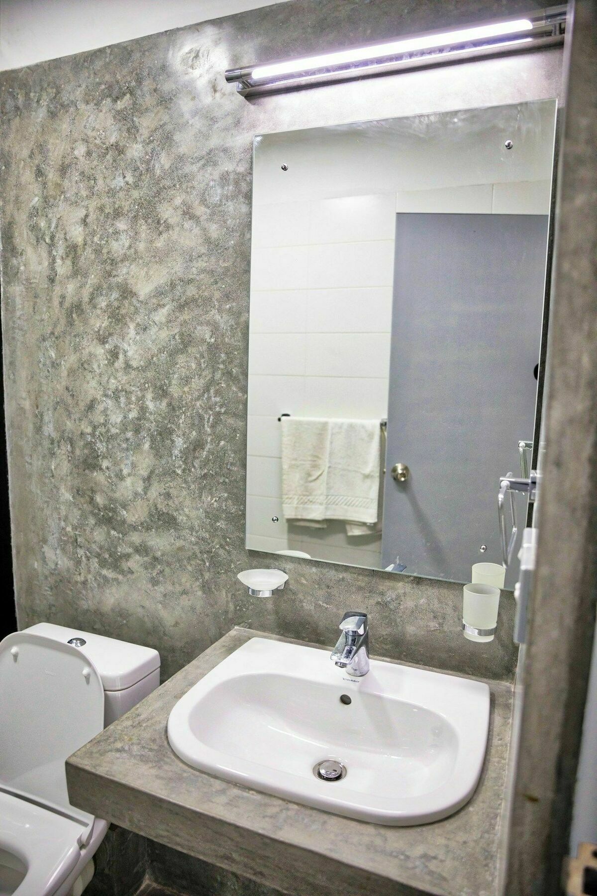 C 1 Hotel